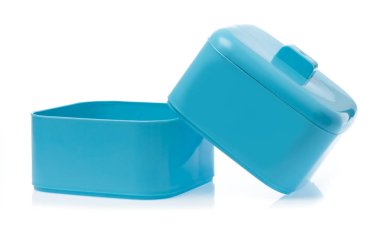 Mavi plastik tiffin taşıyıcısı beyaz arkaplanda izole edildi