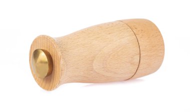 Ahşap şişe çeşnisi beyaz arka planda izole edilmiş.