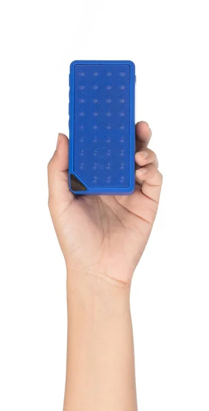 Mão segurando alto-falante Bluetooth cor azul Isolado em um ba branco — Fotografia de Stock
