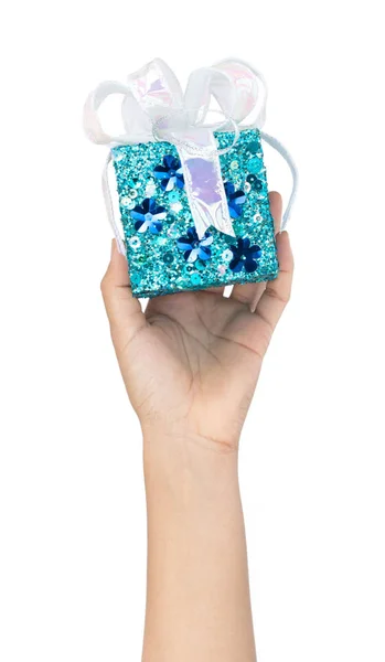 Χέρι κρατώντας μπλε κουτί δώρου με κορδέλα απομονώνονται σε λευκό backgro — Φωτογραφία Αρχείου