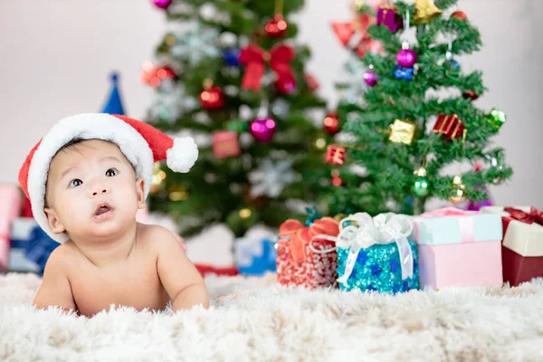 Aranyos kis baba karácsonyi doboz ajándék egy karácsonyi napon. — Stock Fotó