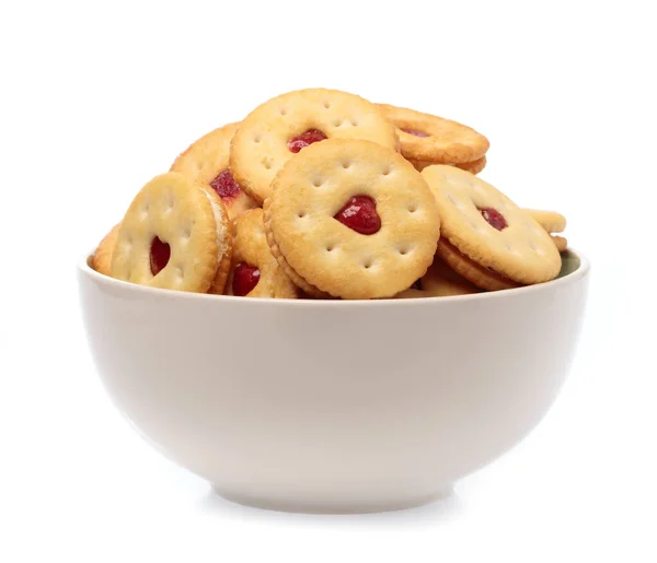 Okrągły herbatnik lub krakersy z sercem z kremem truskawkowym na Bo — Zdjęcie stockowe