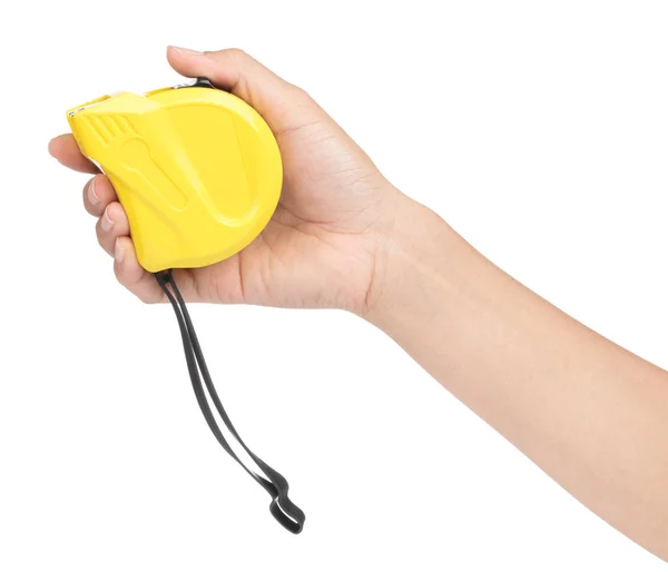 Mão segurando fita métrica amarela isolada no fundo branco — Fotografia de Stock