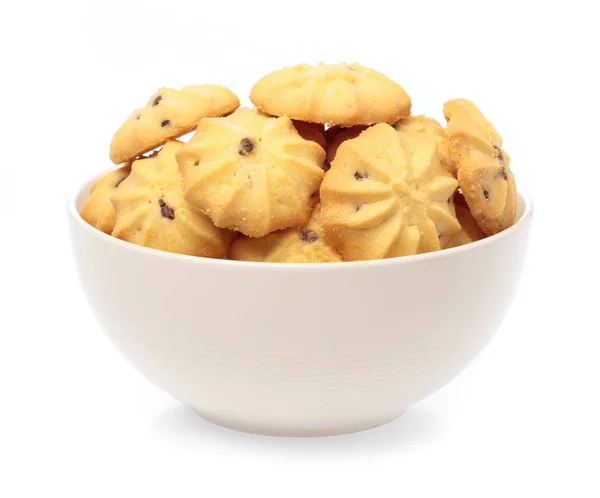 Schüssel mit Chocolate Chip Cookies isoliert auf weißem Hintergrund — Stockfoto