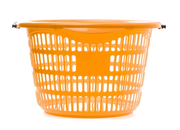 Orangefarbener Kunststoffkorb auf weißem Hintergrund — Stockfoto