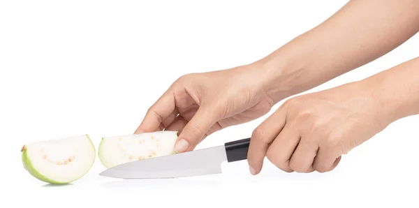 Fatia de goiaba por faca isolada sobre fundo branco — Fotografia de Stock