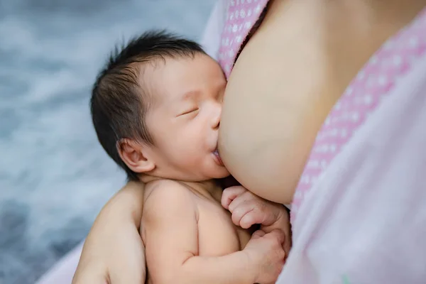 Nouveau-né mangeant du lait maternel . — Photo