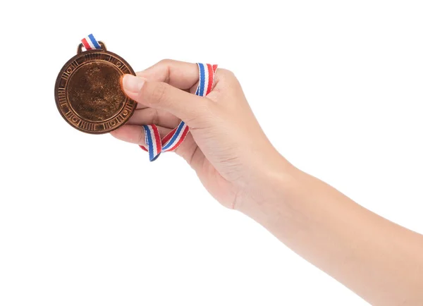 A mão vencedora levantada e segurando medalha de bronze com fita é — Fotografia de Stock