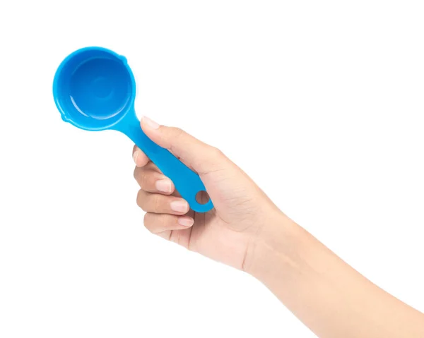 Mão segurando colher de plástico azul isolado no fundo branco — Fotografia de Stock