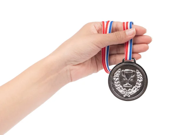 Mão vencedor levantou e segurando medalha de prata prêmio com fita é — Fotografia de Stock