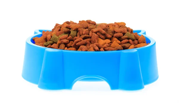 Tigela de plástico azul cheio com comida de cão isolado no backgroun branco — Fotografia de Stock