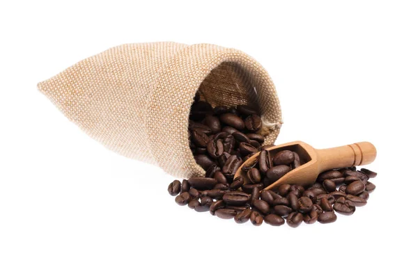Säcke und Holzlöffel mit gerösteten Kaffeebohnen isoliert auf weiß — Stockfoto