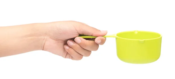 Mano sosteniendo cuchara de plástico verde aislado sobre fondo blanco — Foto de Stock