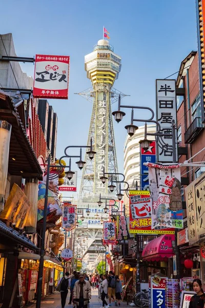 Osaka, Japan - 10 maj 2018: Tsutenkaku Tower är en symbol för en n — Stockfoto