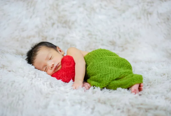 Όμορφο χαριτωμένο μωρό με μαξιλάρι καρδιά — Φωτογραφία Αρχείου