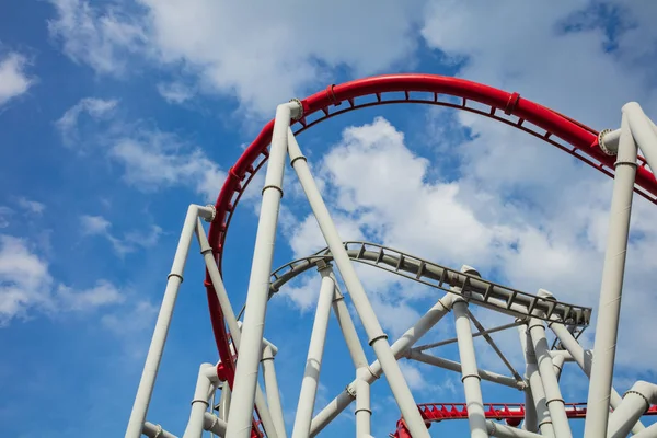 Gökyüzü arka planında hız treni