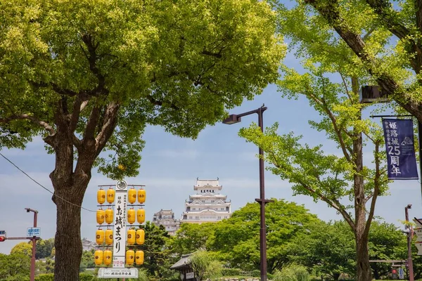 Osaka, Japonia, 11 maja 2018: Żółta japońska lampa papierowa i Himej — Zdjęcie stockowe