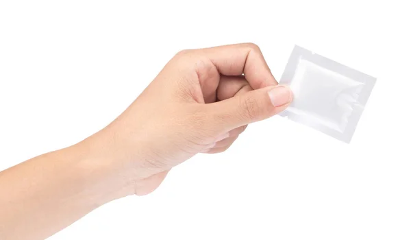 Рука тримає мокру чистку планшета в упаковці ізольовано на білому — стокове фото