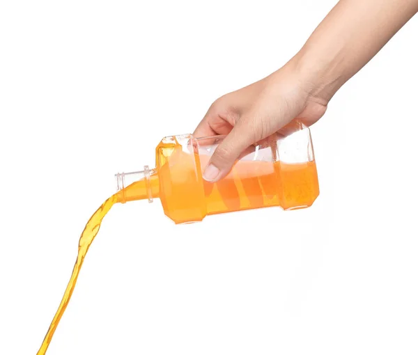 Hand Gießt Orange Mundwasser Isoliert Auf Weißem Hintergrund — Stockfoto