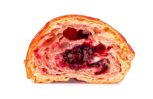 Çilek reçelli dilimlenmiş kruvasan, beyaz bir grupta izole edilmiş.