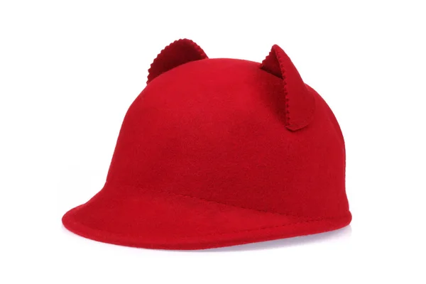 Cappello in lana rosso con orecchie isolate su sfondo bianco — Foto Stock