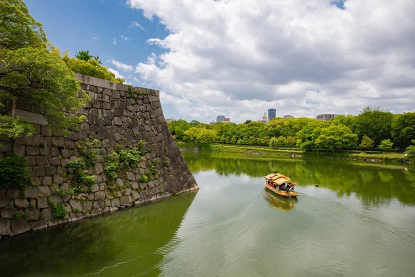 Tourist sightseeing Boat ride around the Osaka Castle. — Stockfoto