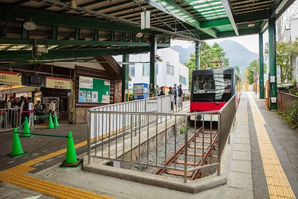 Japan - 21 oktober 2016: Gora Tozan tåg in till stationen — Stockfoto