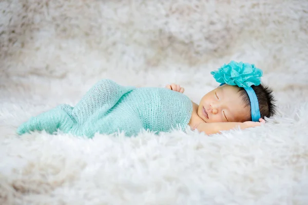 Cerca lindo recién nacido con diadema de flores en alfombras de lana, f —  Fotos de Stock