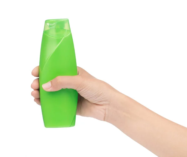 Mão segurando garrafa de plástico verde de shampoo isolado em b branco — Fotografia de Stock