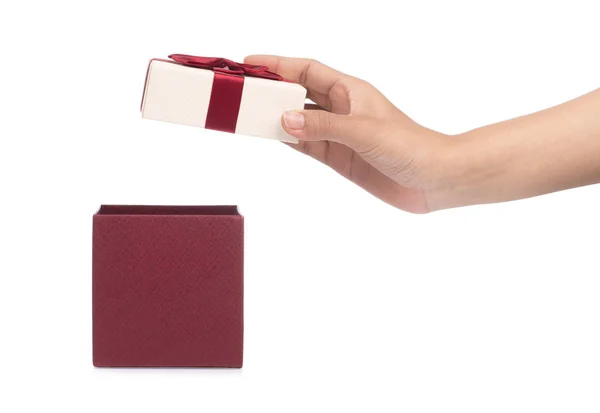 Caja de regalo abierta a mano aislada sobre fondo blanco —  Fotos de Stock