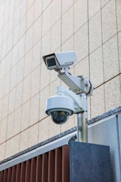 Telecamera di sicurezza su trave metallica del moderno edificio per uffici — Foto Stock
