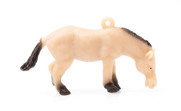 Speelgoedpaard van kunststof geïsoleerd op witte achtergrond — Stockfoto