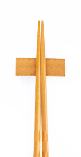 Coppia bastoncini in legno con supporto in legno isolato su bac bianco — Foto Stock