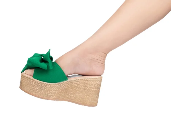 Mooie vrouwelijke been in groene wig sandalen geïsoleerd op witte ba — Stockfoto