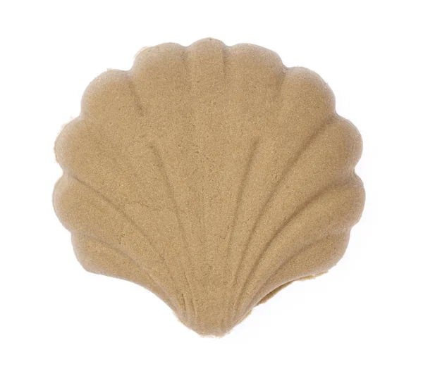 Beyaz arka planda izole bir hayvanın kum heykeli