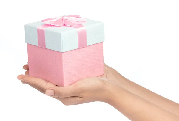 Hand hält Geschenkbox isoliert auf weißem Hintergrund — Stockfoto