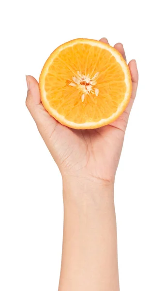 Mão segurando fatia de laranja isolada no fundo branco — Fotografia de Stock