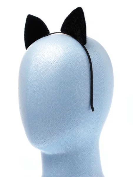 Aro de pelo en forma de orejas de gato en la cabeza del maniquí aislado en whi —  Fotos de Stock
