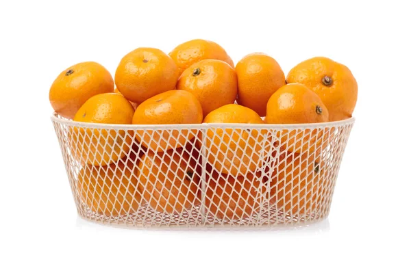 Arancione in cestino isolato su fondo bianco — Foto Stock
