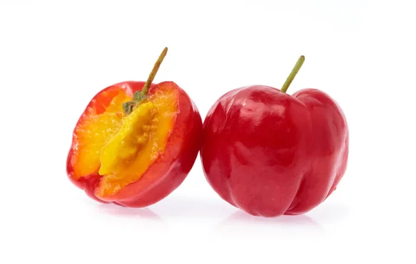 Corte de cereza aislada sobre fondo blanco — Foto de Stock