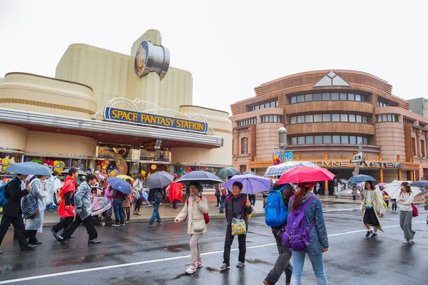 Osaka, Japón - 14 de abril de 2015: Tiendas y restaurantes similares v — Foto de Stock