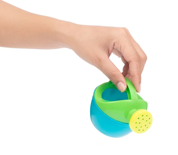 Рука тримає Іграшковий пластиковий полив може бути ізольований на білому фоні — стокове фото
