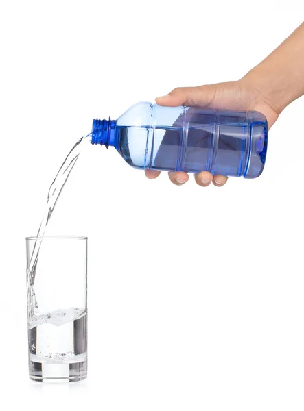 Tangan memegang botol air menuangkan air ke dalam gelas isolasi — Stok Foto