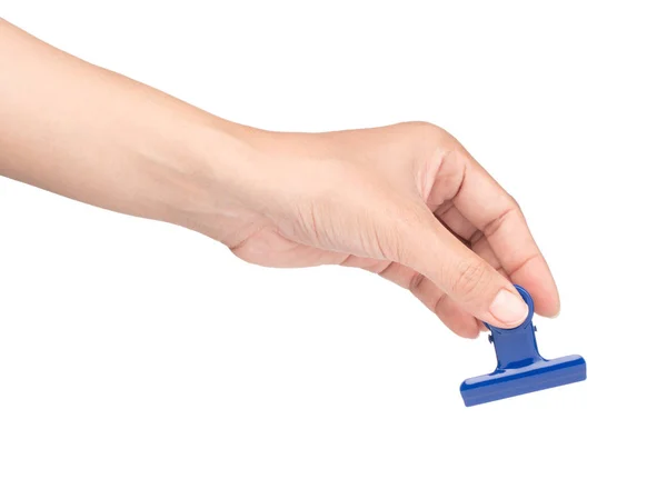 Mão segurando azul clipe de papel de aço inoxidável isolado no branco b — Fotografia de Stock