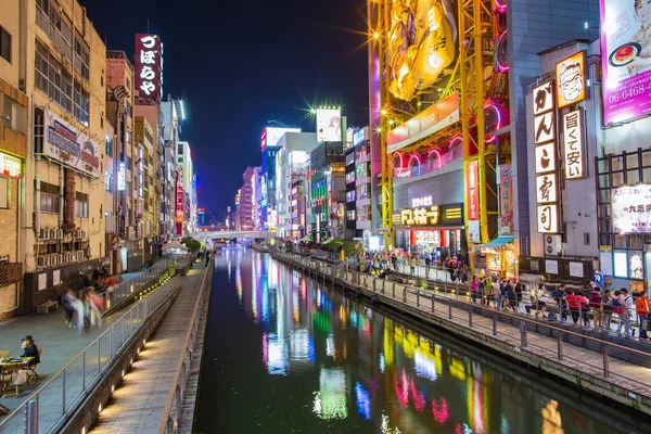 Osaka, Japan - April 12, 2015: Den berömda natten promenadgatan en — Stockfoto