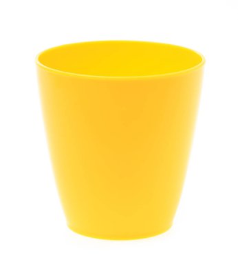 Beyaz arkaplanda izole edilmiş boş sarı plastik bardak