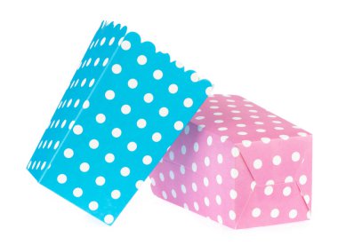 Beyaz arkaplanda izole edilmiş patlamış mısır kutusu