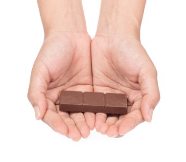 El ele tutuşan çikolatalar beyaz arkaplanda izole edilmiş.