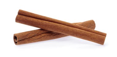 Tarçın beyaz arkaplanda izole edildi