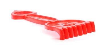 Plastik oyuncak tırmığı beyaz arkaplanda izole edildi